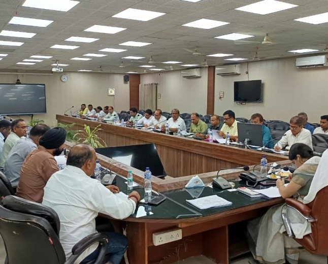 DM ईशा प्रिया ने दिए मीट-मछली मंडियों की जांच और दुग्ध उत्पादों के सैंपल बढ़ाने के सख्त निर्देश