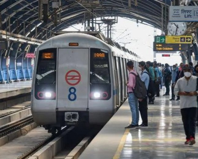 सुरक्षा कारणों के चलते दिल्ली मेट्रो के राजीव चौक सहित १६ स्टेशन बंद हुए