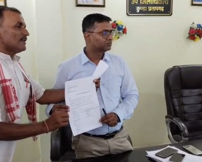 प्रतापगढ़ सामूहिक दुष्कर्म: आरोपियों के अवैध निर्माण पर बुलडोजर चलाने की मांग, CM के नाम सौंपा ज्ञापन