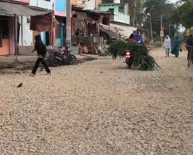 प्रतापगढ़: शाहाबाद गंगा घाट मार्ग पर अधूरा निर्माण बना मुसीबत, हादसों का खतरा