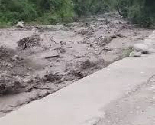 सोलन के कुनिहार में कार पर गिरे भारी बोल्डर, दो लोग हुए गंभीर घायल