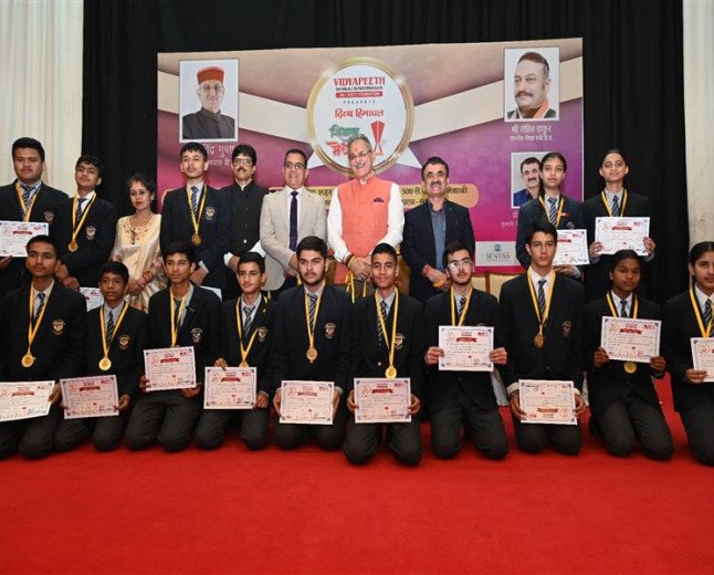 राज्यपाल ने मेधावी छात्रों को किया सम्मानित, करियर और शिक्षा पर दिया मार्गदर्शन