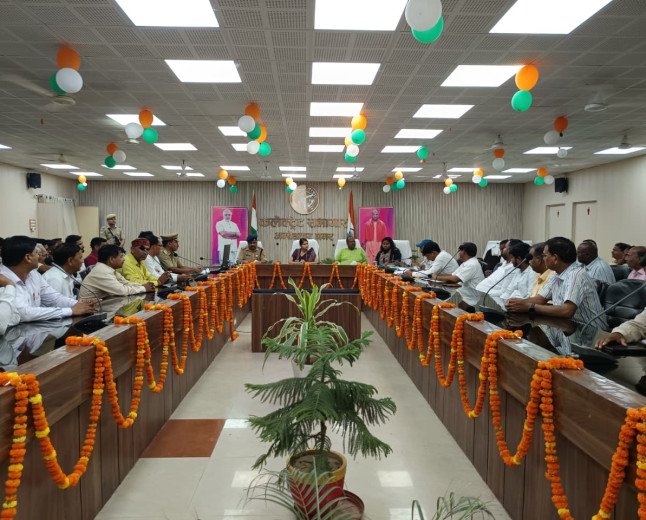 अम्बेडकरनगर: डीएम ईशा प्रिया का सख्त निर्देश, बिना फिटनेस स्कूली बसें होंगी सीज