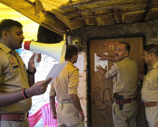 शादी का झांसा देकर महिला शिक्षक से दुष्कर्म: फरार मास्टर साहब पर 10 हजार का इनाम, गांव में ढोल-नगाड़े से मुनादी