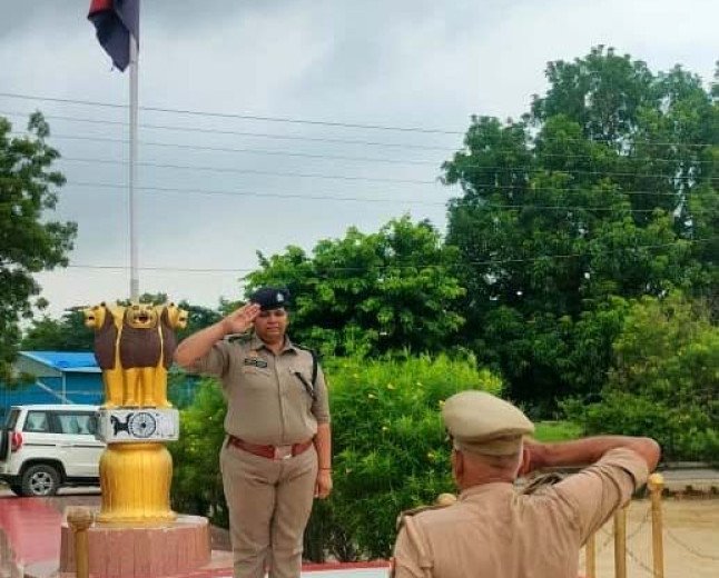 कौशाम्बी में एएसपी अमिता सिंह ने ली साप्ताहिक परेड की सलामी: टर्नआउट का किया निरीक्षण, दिए अनुशासन व मुस्तैदी के कड़े निर्देश