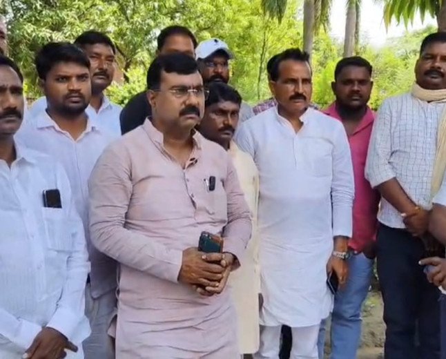 राजा भैया के निर्देश पर पीड़िता से मिले बाबागंज विधायक विनोद सरोज, जनसत्ता दल ने कहा- हर मोड़ पर दिलाएंगे न्याय