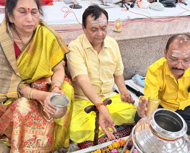 ऐशबाग रामलीला मैदान में 18वें सपादलक्ष रुद्राभिषेक का भव्य आगाज: 5,500 रुद्रों का गंगाजल व गाय के दूध से हुआ अभिषेक