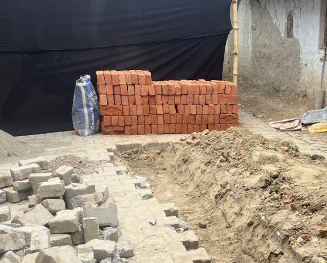 कौशाम्बी: पारा हसनपुर में सरकारी इंटरलॉकिंग सड़क उखाड़कर दीवार बनाने की कोशिश, ADO पंचायत की तहरीर पर भी पुलिस मौन