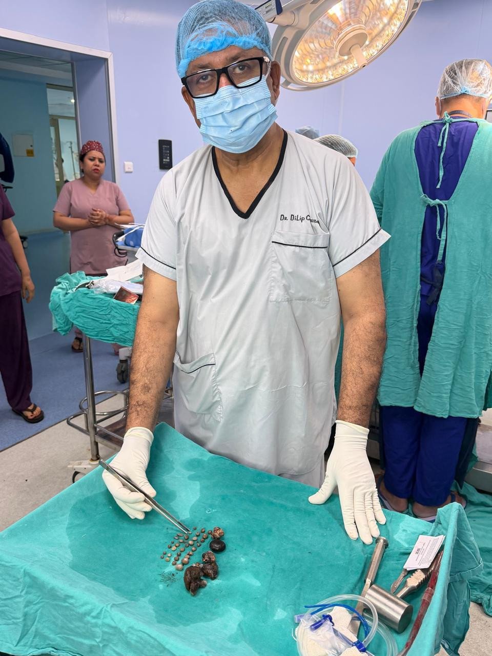 SRN अस्पताल के डॉक्टरों का कमाल: वेंटिलेटर पर आए मरीज की किडनी से निकालीं 37 पथरियां