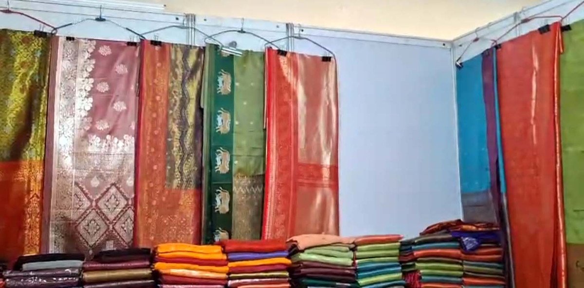 लखनऊ के इंदिरा गांधी प्रतिष्ठान में सजा 'नेशनल सिल्क एक्सपो', रक्षाबंधन की खरीदारी के लिए उमड़ी भीड़