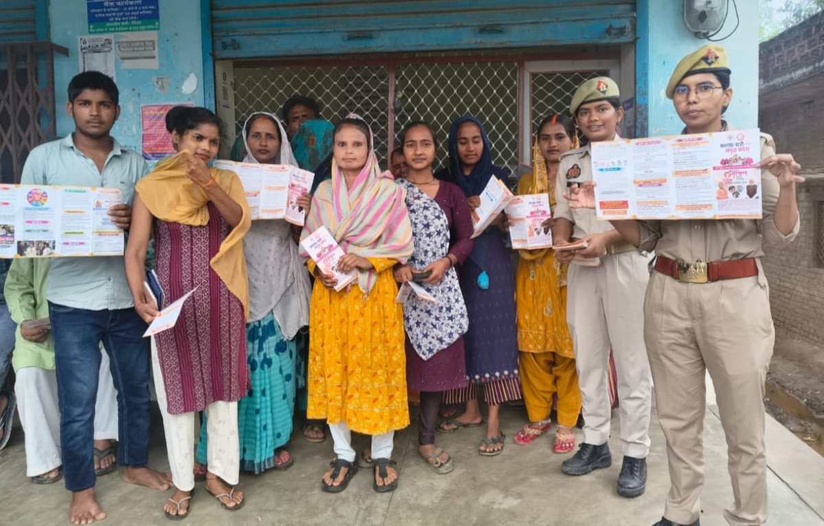 गोतनी चौराहे पर 'मिशन शक्ति' अभियान के तहत महिलाओं को किया गया जागरूक, साइबर अपराध व सुरक्षा हेल्पलाइन की दी गई जानकारी