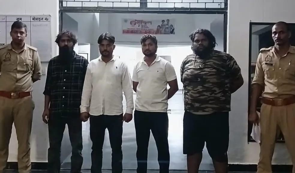 कौशाम्बी में मवेशी व्यापारी से रंगदारी का प्रयास: कोखराज पुलिस ने बोलेरो सवार 4 रंगबाजों को दबोचा, एक फरार