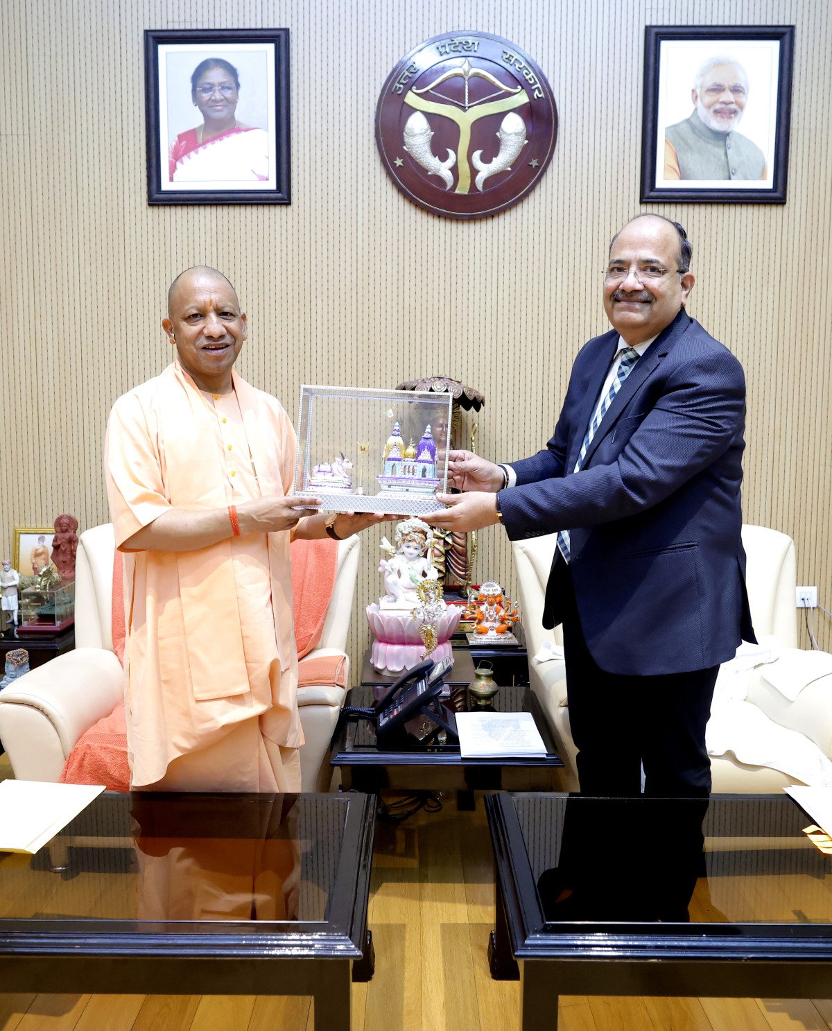 मुख्यमंत्री योगी आदित्यनाथ से मिले इलाहाबाद हाईकोर्ट के मुख्य न्यायाधीश न्यायमूर्ति अरुण भंसाली, सरकारी आवास पर हुई शिष्टाचार भेंट