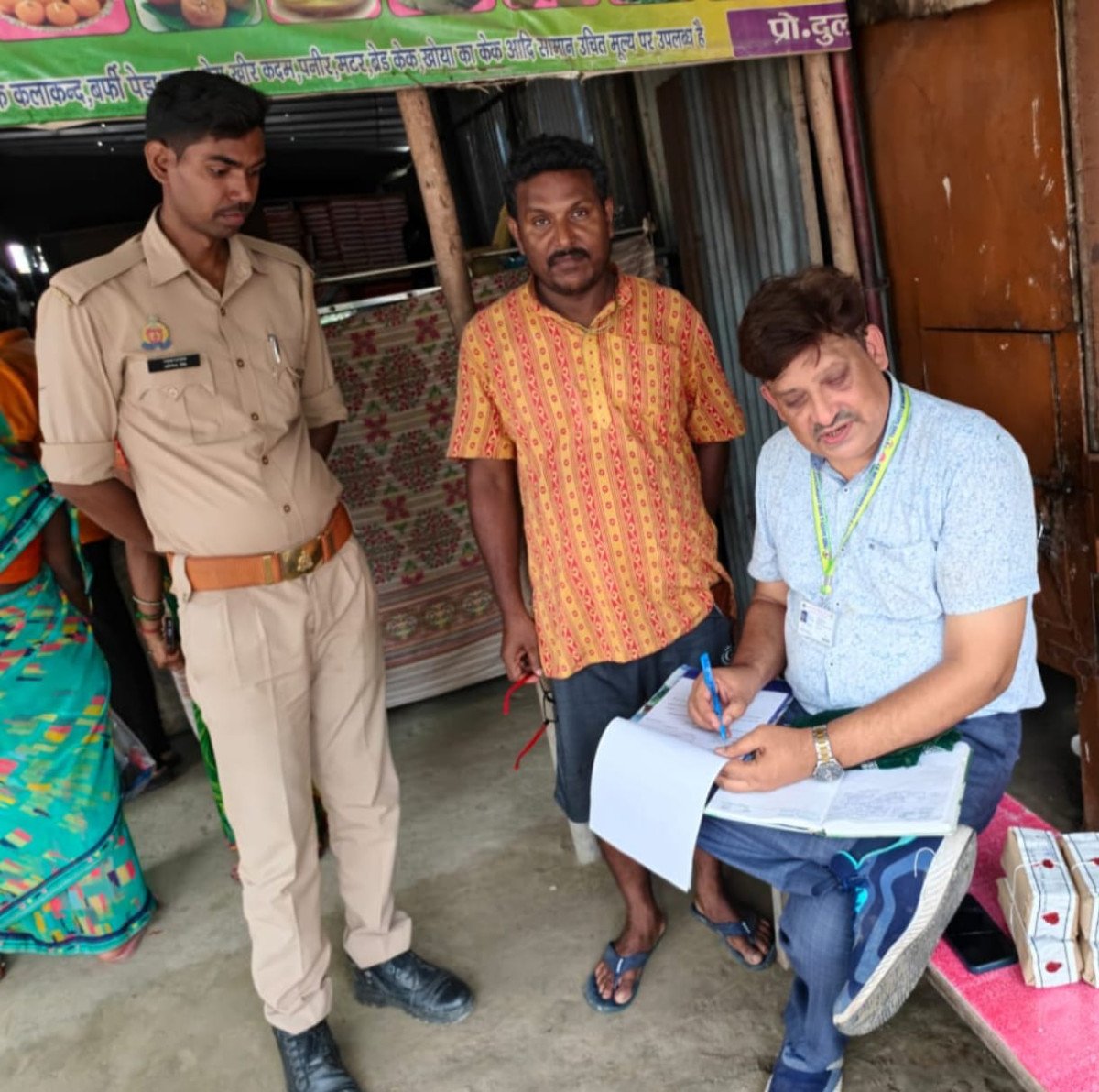 रक्षाबंधन पर मिलावटखोरों पर नकेल: कुंडा में बंगाली मिष्ठान भंडार पर फूड इंस्पेक्टर का छापा, रसगुल्ले का सैंपल लैब भेजा