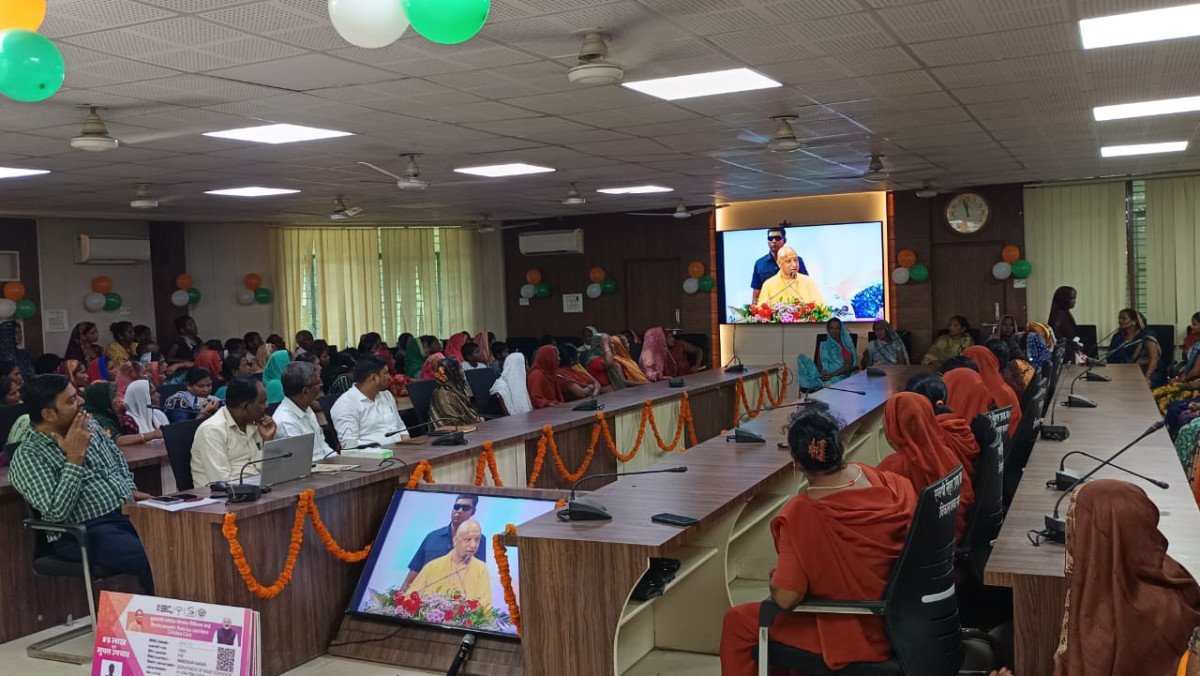 अम्बेडकरनगर में पीएम पोषण योजना के रसोइयों के सम्मान का सजीव प्रसारण, मानदेय वृद्धि और ₹5 लाख के कैशलेस हेल्थ कार्ड से खिले चेहरे