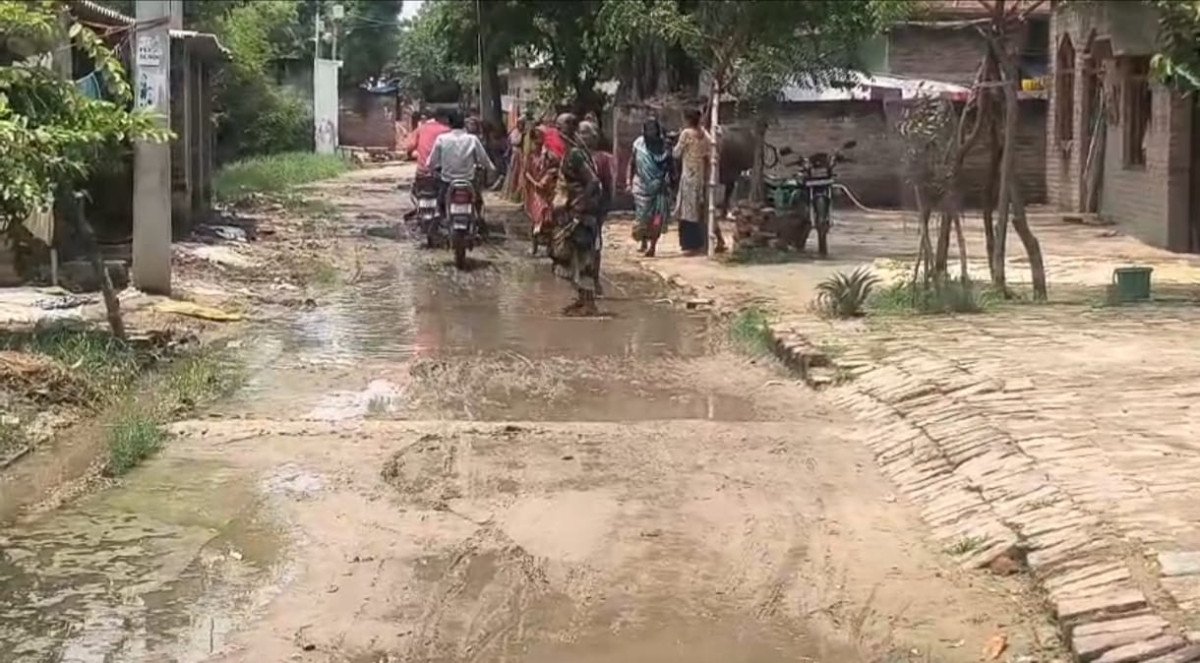 सीमा विवाद में फंसी जल निकासी: सड़क बनी तालाब, प्रतापगढ़ के मानिकपुर में धरने की चेतावनी