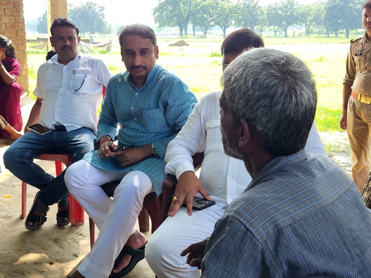 मऊआइमा हत्याकांड: पीड़ित परिवार से मिलने कांदी गांव पहुंचे विधायक दीपक पटेल, परिजनों को बंधाया ढांढस