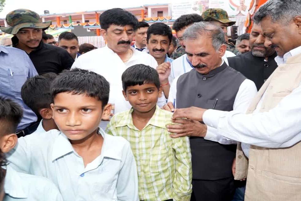 सीएम सुखविंदर सिंह सुक्खू से पीठ पर ऑटोग्राफ मांगा बच्चों की जिद के आगे सीएम मुस्कुरा उठे।