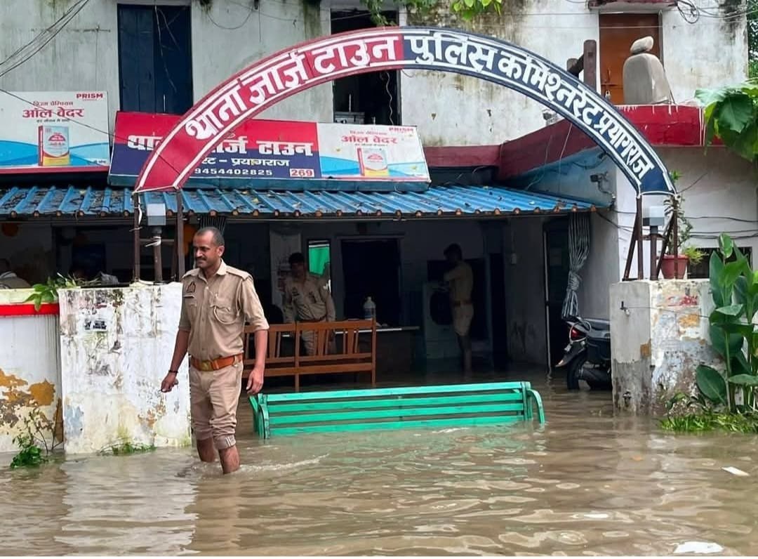 प्रयागराज में 'जल-प्रलय': दो दिन की मूसलाधार बारिश से थमा संगम नगरी का पहिया, सड़कों पर तैरने लगीं गाड़ियां, NDRF ने संभाला मोर्चा
