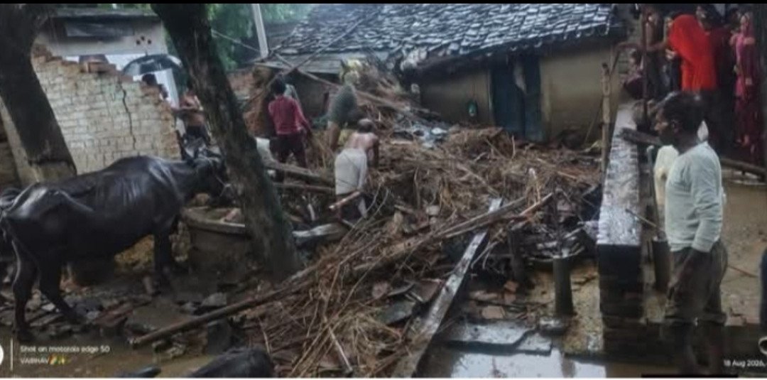 कौशाम्बी के अलवारा गाँव में भरभराकर गिरा कच्चा मकान, मलबे नीचे दबने से महिला ने तोड़ा दम