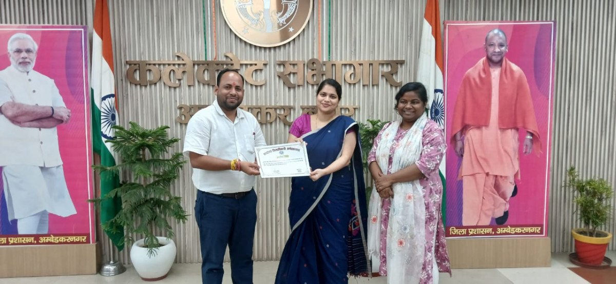 अम्बेडकरनगर: उत्कृष्ट कार्य करने वाले अधिकारियों और कर्मचारियों को डीएम ईशा प्रिया ने किया सम्मानित