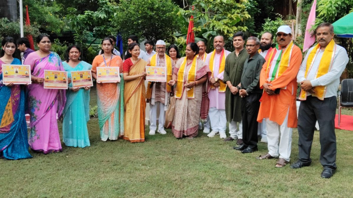 इंटरनेशनल सेंटर इंग्लिश स्कूल में तिरंगा फहराकर बच्चों ने पेश की मनमोहक प्रस्तुतियां