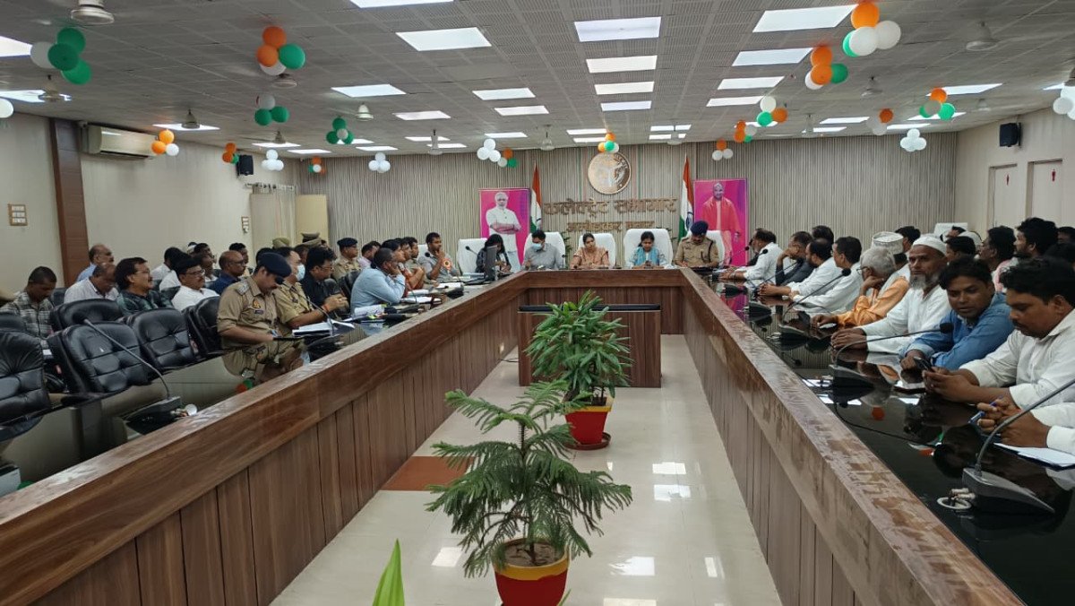 आगामी त्योहारों पर अम्बेडकरनगर में अलर्ट: डीएम ईशा प्रिया और एसपी प्राची सिंह ने पीस कमेटी बैठक में दिए कड़े निर्देश