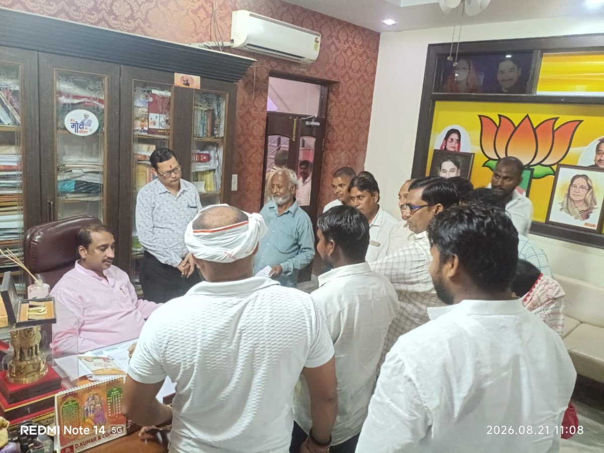प्रयागराज: जनसुनवाई में एक्शन मोड में दिखे विधायक दीपक पटेल, 11 शिकायतों का तुरंत हुआ समाधान
