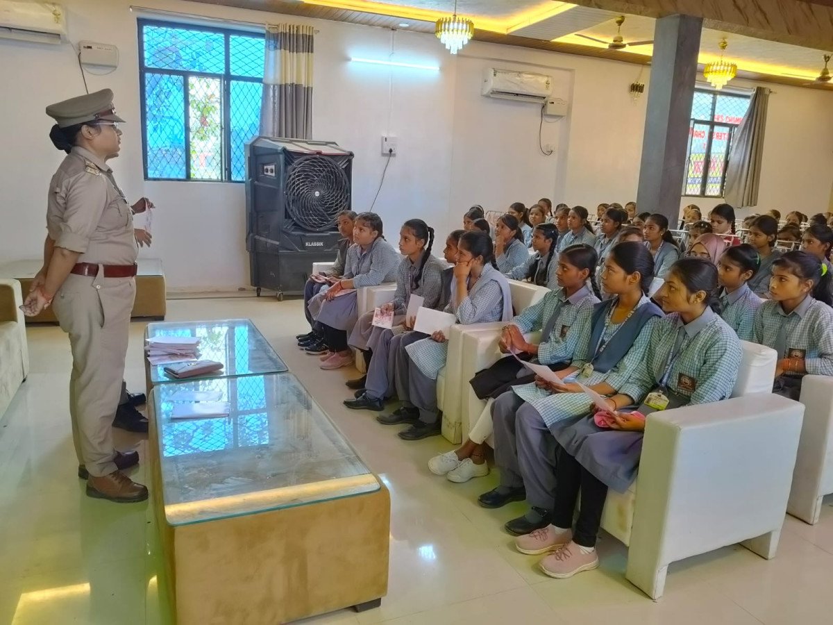 कौशाम्बी: मिशन शक्ति के तहत छात्राओं को किया जागरूक, पुलिस ने साइबर अपराध व हेल्पलाइन नंबरों की दी जानकारी