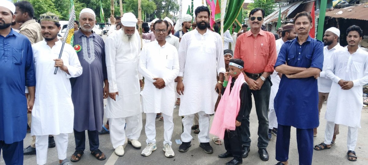 प्रयागराज: धूमधाम से मनाया गया ईद मिलादुन्नबी का पर्व, जुलूस निकाल बांटी गई मिठाई; अशफाक अहमद ने दिया भाईचारे का संदेश