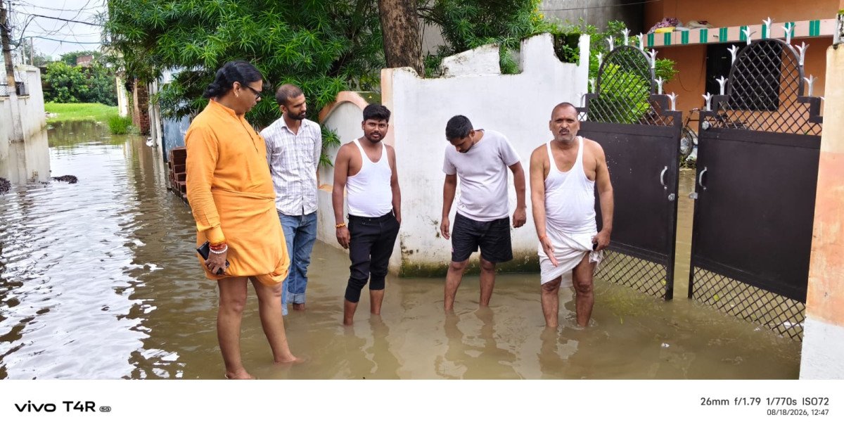 तालाब पटने से गाँव बना 'जलमग्न द्वीप', जलभराव से परेशान मोरहूं के ग्रामीणों ने डीएम दफ्तर का घेराव कर माँगी नाली