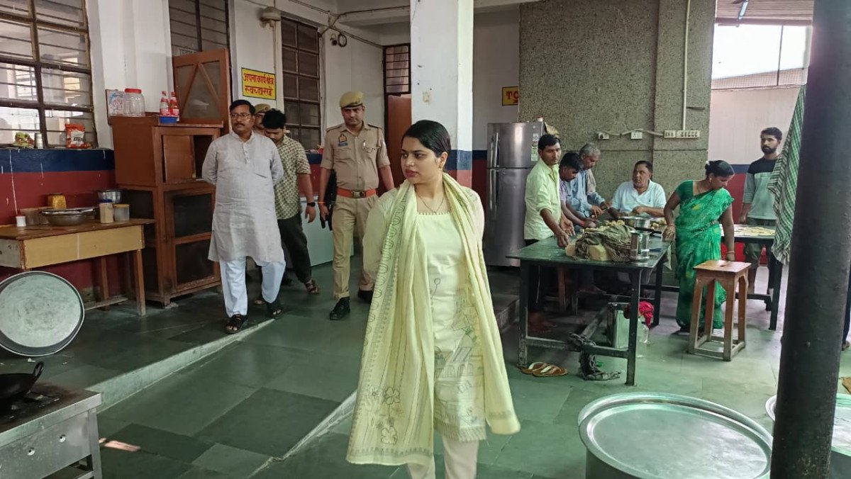 अम्बेडकरनगर डीएम ईशा प्रिया का नवोदय विद्यालय में औचक निरीक्षण: मेस में परखा खाना, हॉस्टल में बच्चों को सिखाया सफलता का मंत्र