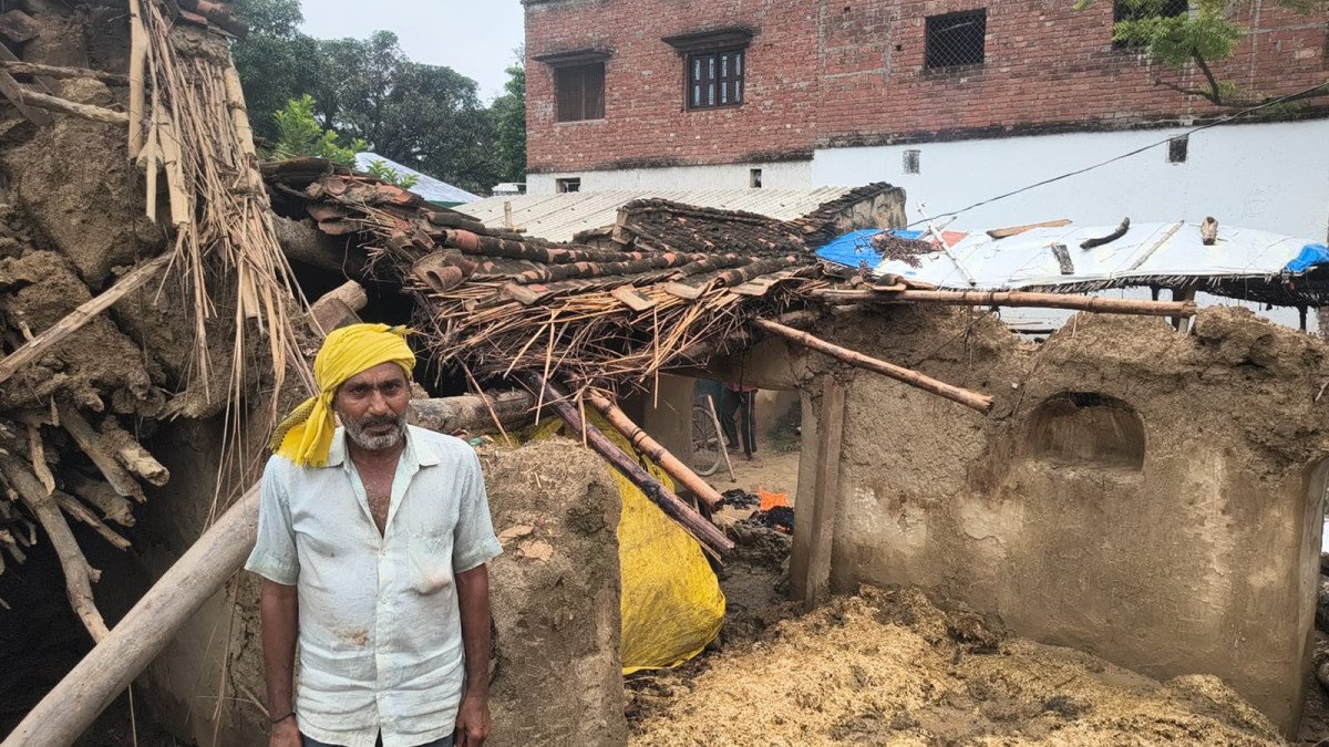 कुंडा में मूसलाधार बारिश का कहर: ढहा गरीब का आशियाना, बेघर हुआ परिवार, मलबे में दबा गृहस्थी का सामान