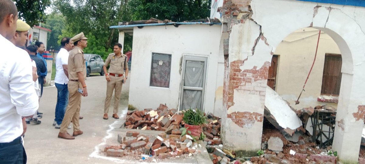 कोखराज थाने की 95 साल पुरानी छत गिरी, एसपी ने किया निरीक्षण; लेखपालों की गैरहाजिरी से समाधान दिवस बेअसर