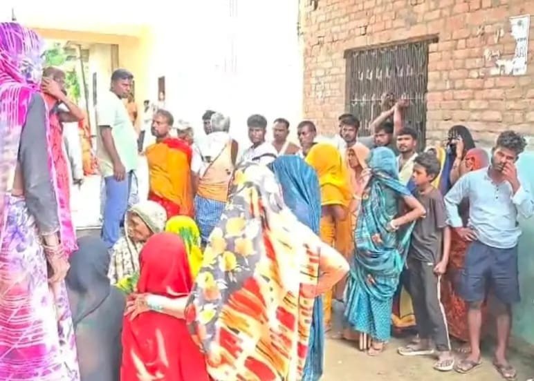 कौशाम्बी में पड़ोसी के घर फंदे से लटका मिला युवती का शव, मोबाइल जब्त कर जांच में जुटी पुलिस