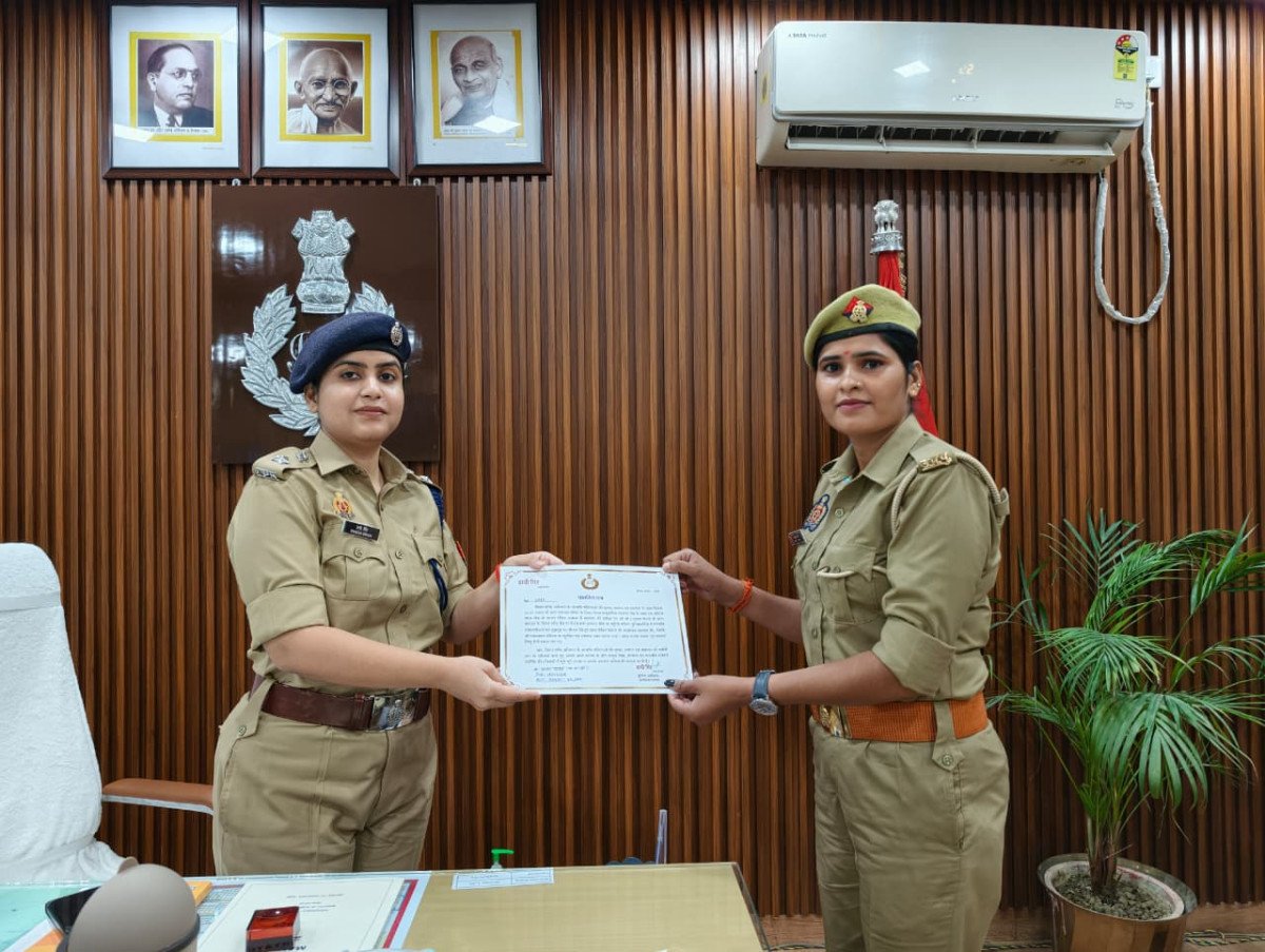 अम्बेडकरनगर में महिला व बच्चों की जान बचाने वाली पुलिस टीम को एसपी प्राची सिंह ने किया सम्मानित
