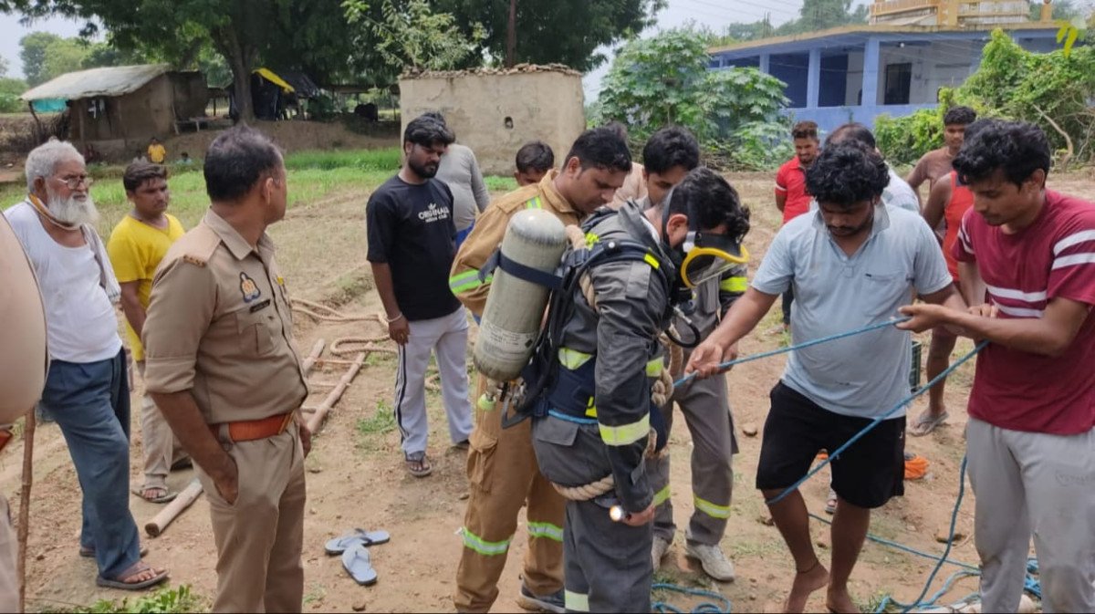 मोबाइल में मस्त चरवाहा 70 फीट गहरे सूखे कुएं में गिरा, खोह में अचेत पड़े युवक के लिए 'देवदूत' बनी कुंडा फायर टीम