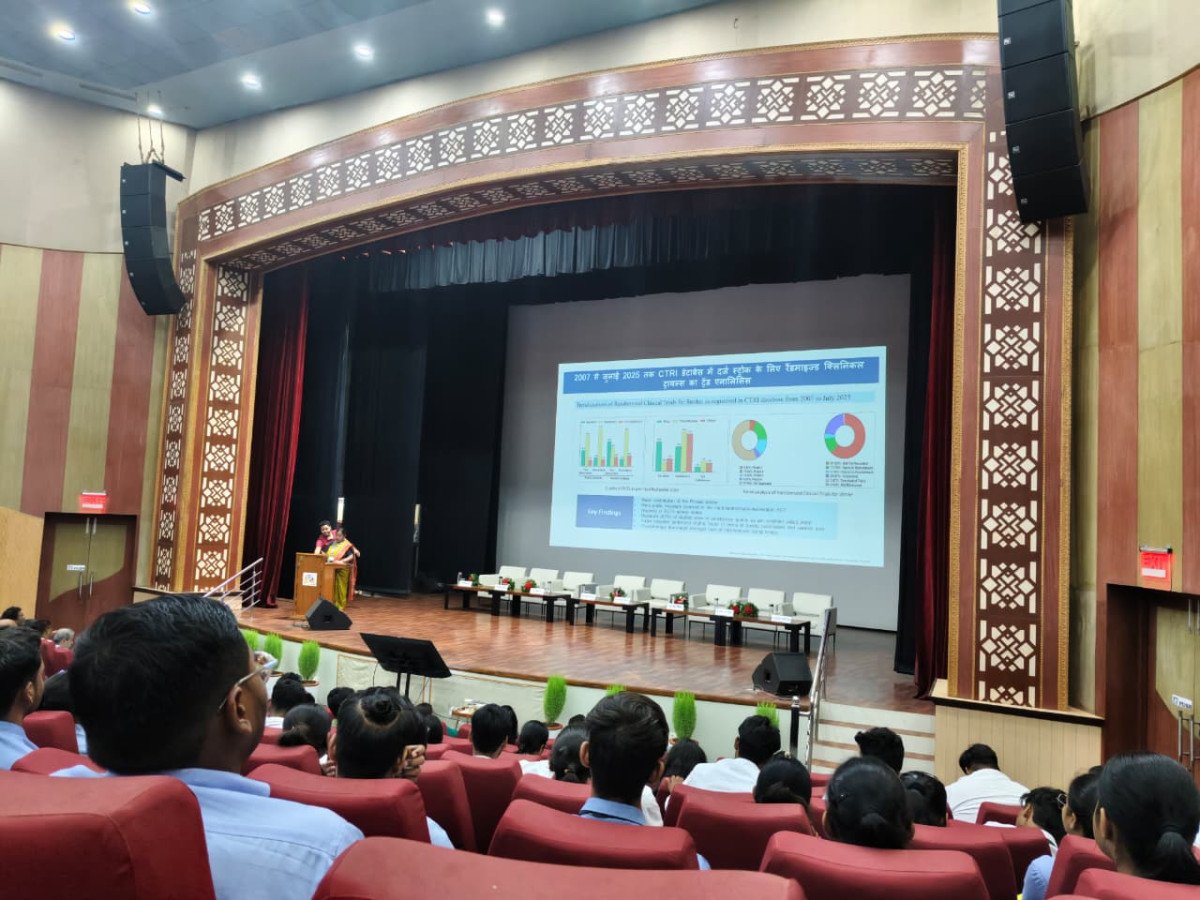 गोयल इंस्टीट्यूट ऑफ फार्मेसी के विद्यार्थियों ने सीएसआईआर–सीडीआरआई की वैज्ञानिक राजभाषा संगोष्ठी में लिया भाग