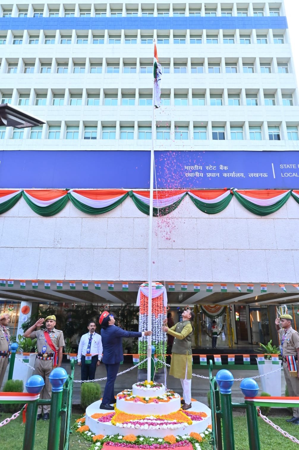 एसबीआई लखनऊ मंडल में धूमधाम से मना 80वां स्वतंत्रता दिवस, सीजीएम दिपेश राज ने फहराया तिरंगा