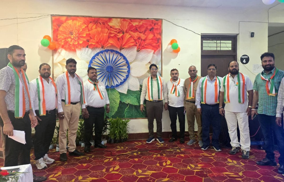 शाहजहांपुर: 80वें स्वतंत्रता दिवस पर लो०नि०वि० में ध्वजारोहण, कर्मचारियों को पौधे बांटकर दिया पर्यावरण संरक्षण का संदेश