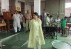 अम्बेडकरनगर डीएम ईशा प्रिया का नवोदय विद्यालय में औचक निरीक्षण: मेस में परखा खाना, हॉस्टल में बच्चों को सिखाया सफलता का मंत्र