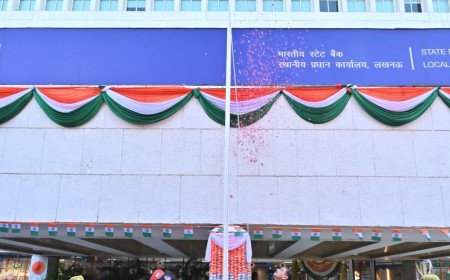 एसबीआई लखनऊ मंडल में धूमधाम से मना 80वां स्वतंत्रता दिवस, सीजीएम दिपेश राज ने फहराया तिरंगा