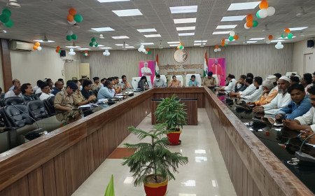 आगामी त्योहारों पर अम्बेडकरनगर में अलर्ट: डीएम ईशा प्रिया और एसपी प्राची सिंह ने पीस कमेटी बैठक में दिए कड़े निर्देश