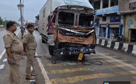 अझुहा ब्रेकर पर भीषण सड़क हादसा, पीछे से ट्रक की जोरदार टक्कर, चालक घायल