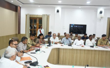 "हर बहन सुरक्षित भाई तक पहुंचे": प्रयागराज डीएम की अध्यक्षता में रक्षाबंधन परिवहन व्यवस्था पर अहम बैठक