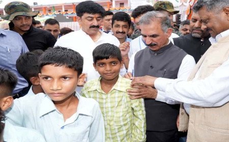 सीएम सुखविंदर सिंह सुक्खू से पीठ पर ऑटोग्राफ मांगा बच्चों की जिद के आगे सीएम मुस्कुरा उठे।