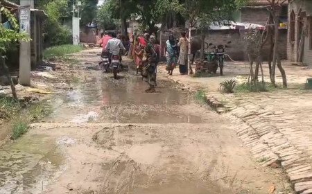 सीमा विवाद में फंसी जल निकासी: सड़क बनी तालाब, प्रतापगढ़ के मानिकपुर में धरने की चेतावनी