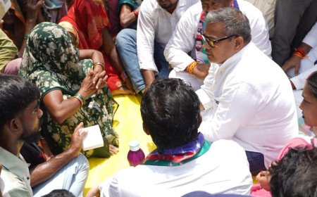 कौशाम्बी हत्या कांड: पीड़ित परिवार के आंसू पोंछने पहुंचे सांसद अरुण भारती, 1 लाख की आर्थिक मदद के साथ दिया न्याय का भरोसा