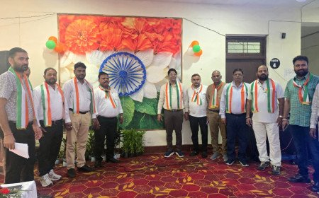 शाहजहांपुर: 80वें स्वतंत्रता दिवस पर लो०नि०वि० में ध्वजारोहण, कर्मचारियों को पौधे बांटकर दिया पर्यावरण संरक्षण का संदेश