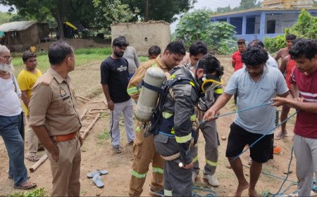 मोबाइल में मस्त चरवाहा 70 फीट गहरे सूखे कुएं में गिरा, खोह में अचेत पड़े युवक के लिए 'देवदूत' बनी कुंडा फायर टीम